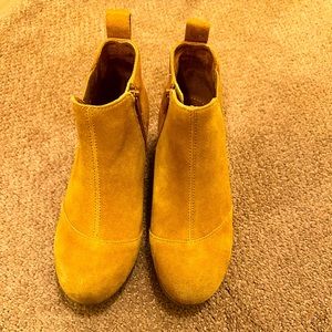 Toms Youth size 3, Brown suede booties